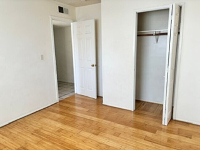 Building Photo - 808 Kelton St