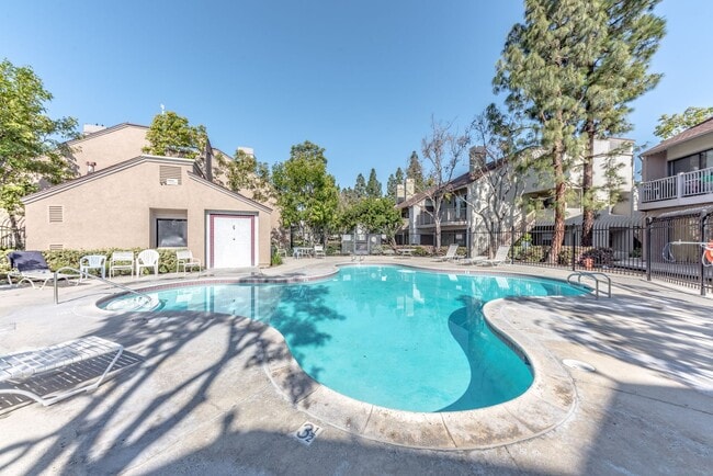 Building Photo - Modern 1 Bedroom Condo with Lakes in the c...