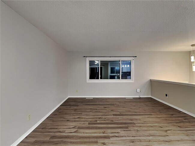 Building Photo - 6865 Buckingham Rd