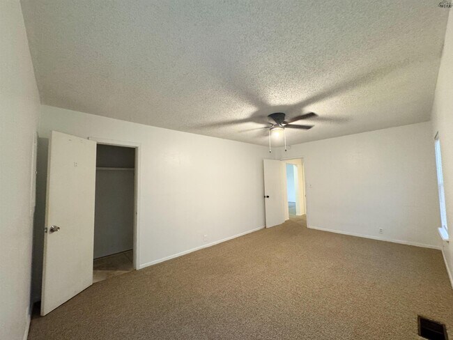 Building Photo - 615 Sunset Dr