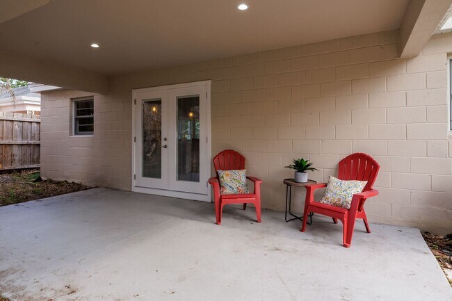Building Photo - Adorable rental available in heart of Orlando !