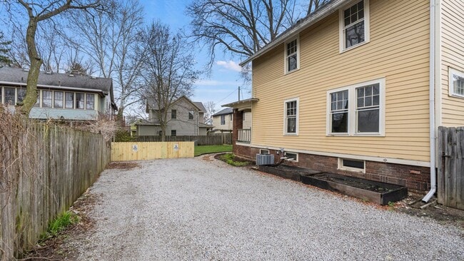 Building Photo - Single-family historic home in West Central with porch and private courtyard.