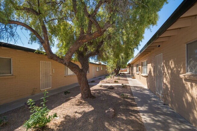 Building Photo - 4557 E Bellevue St