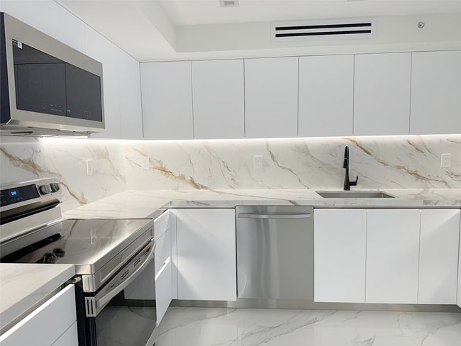 Building Photo - 3500 Mystic Pointe Dr