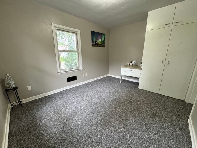 Building Photo - 2 bed, 1 bath home for rent in Hudson available IMMEDIATELY