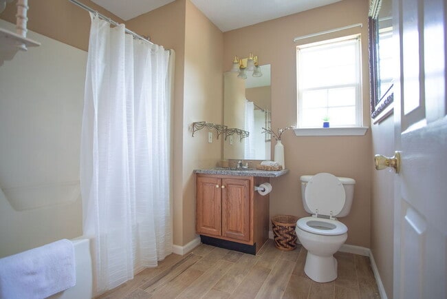 Building Photo - "Charming 4-Bedroom Retreat with Guest Suite & 3 Baths in Murfreesboro!"