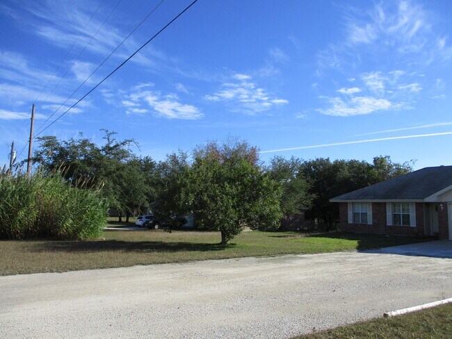 Building Photo - 165 Armadillo Ln