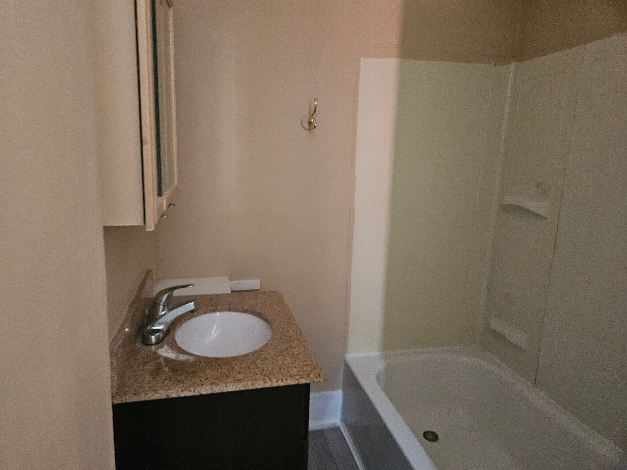 Apt B - 77 Saratoga Ave