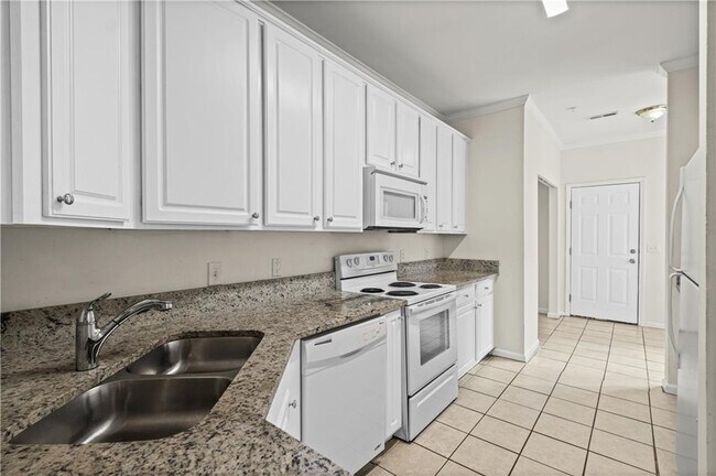 Building Photo - 8806 Fairview Bluff