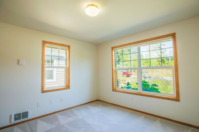 Building Photo - Lovely Mid-Island Home Available August 19th!