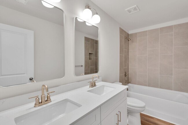 Building Photo - Beautiful 4BR 2.5BA Home w/ Full Appliance Kitchen • Garage Parking •