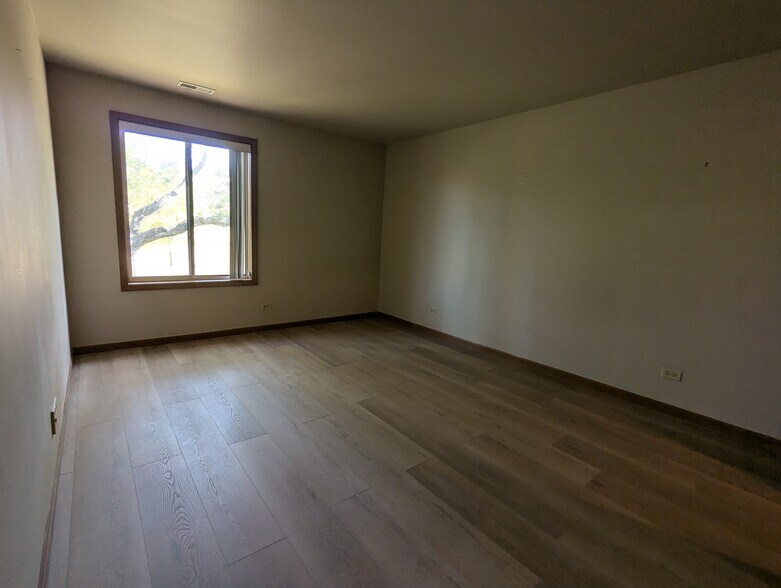 Building Photo - 245 Memory Ln