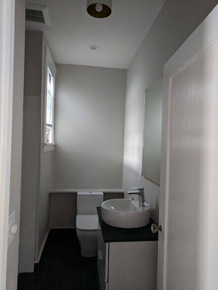 Building Photo - 1685 Oxford St