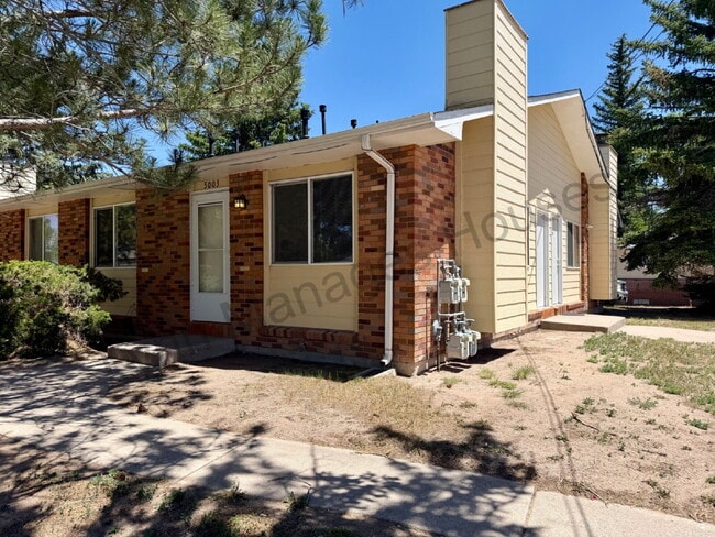 Building Photo - One Bedroom - Awesome Location!