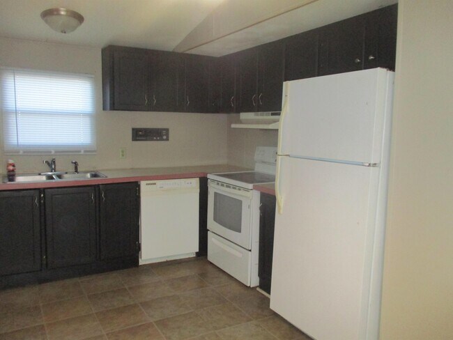 Building Photo - 413 Debby St