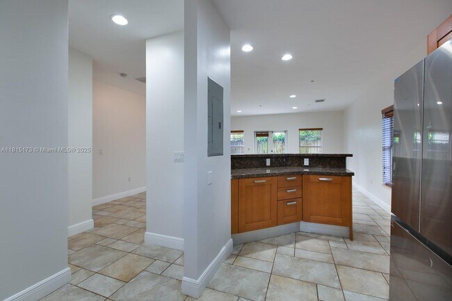 Building Photo - 2913 SW 30th Ct