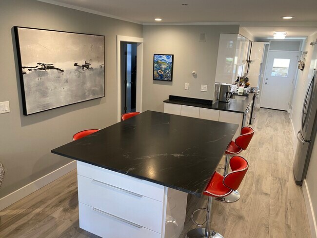 Building Photo - 7 Hughes Pl