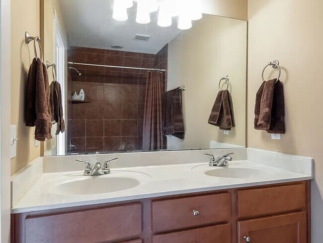 Building Photo - 3 Bed 2.5 Bath Luxury Townhome