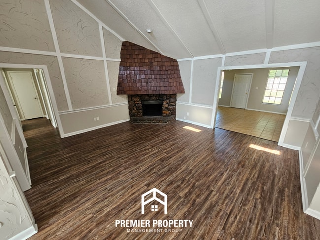 Building Photo - Move-In Ready 3BR Gem in Memphis - Cozy Fireplace, Tile Dining & Private Yard
