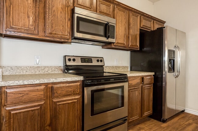 Building Photo - Great 3 bed/2 bath Home Backing onto Holland Park Recreation Area/Trail!!