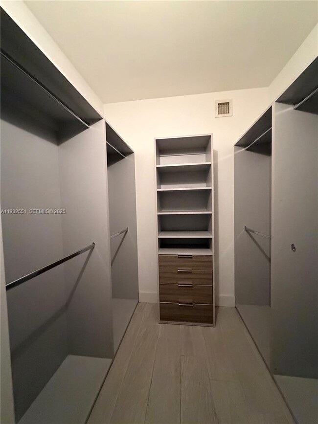 Building Photo - 1010 SW 2nd Ave