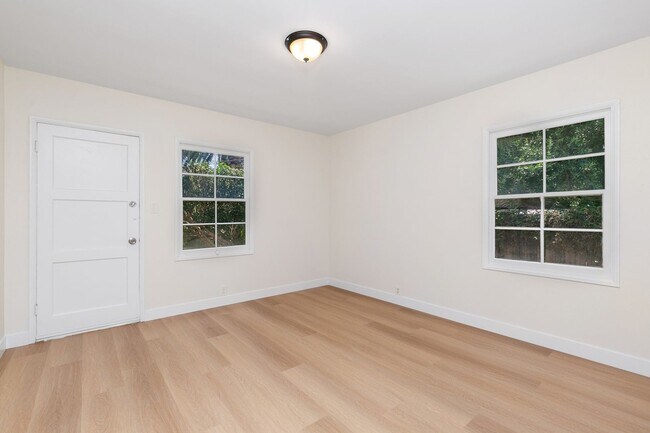 Building Photo - 709 S Ross St