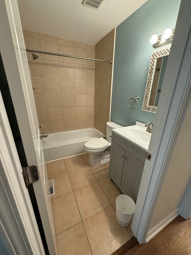 Building Photo - 2/2.5 Townhouse off of Tharpe st! Central ...