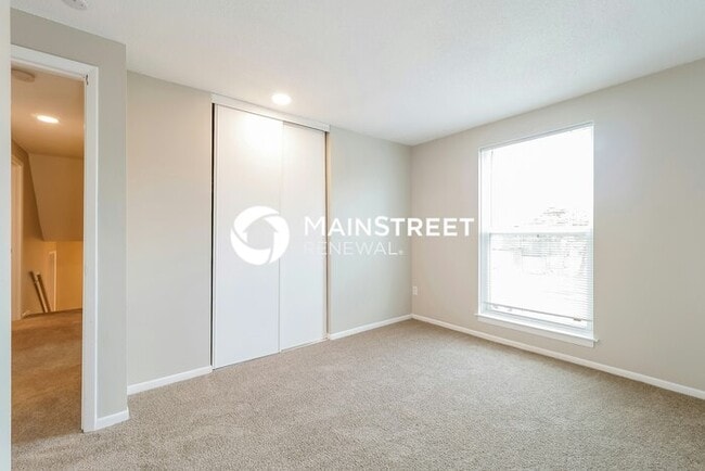 Building Photo - 3 Bedroom Pet-Friendly Home in Overland Park, KS with Main Street Renewal