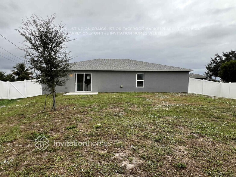 Building Photo - 560 SW Nagle Pl