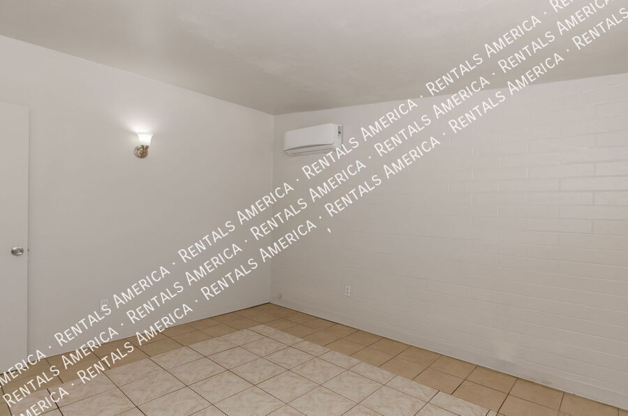 Building Photo - 3054 N Sparkman Blvd