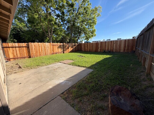 Building Photo - Welcome to this beautifully renovated 2-bedroom, 1-bath home in the desirable Foothill Oaks!