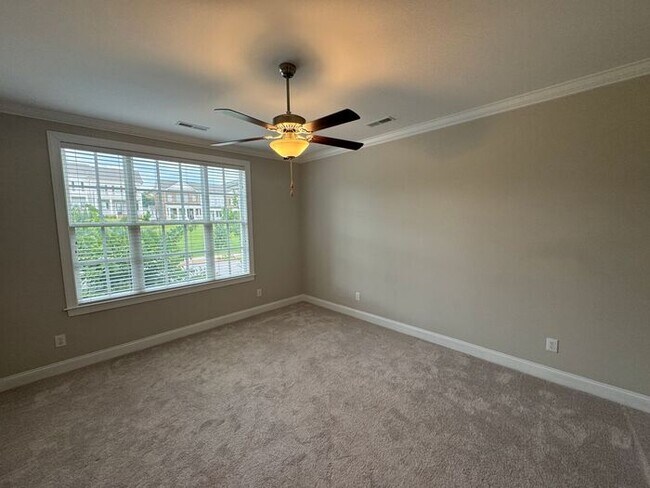 Building Photo - TOWN MADISON RENTAL ON THE SQUARE!