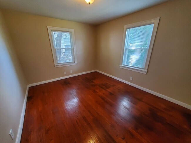 Building Photo - Belmont 2 Bedroom Bungalow