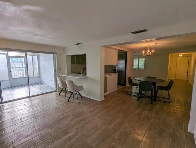 Building Photo - 4233 Hillsdale Dr
