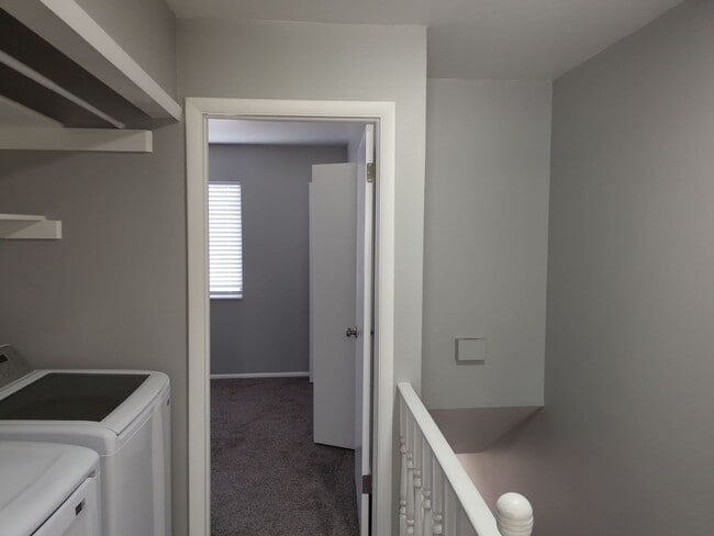 Building Photo - Beautifully Updated 2 Bed Townhome with Pool Access