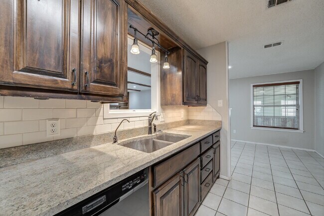 Building Photo - Spacious 3 bed 2 bath with Large Bonus Room!!
