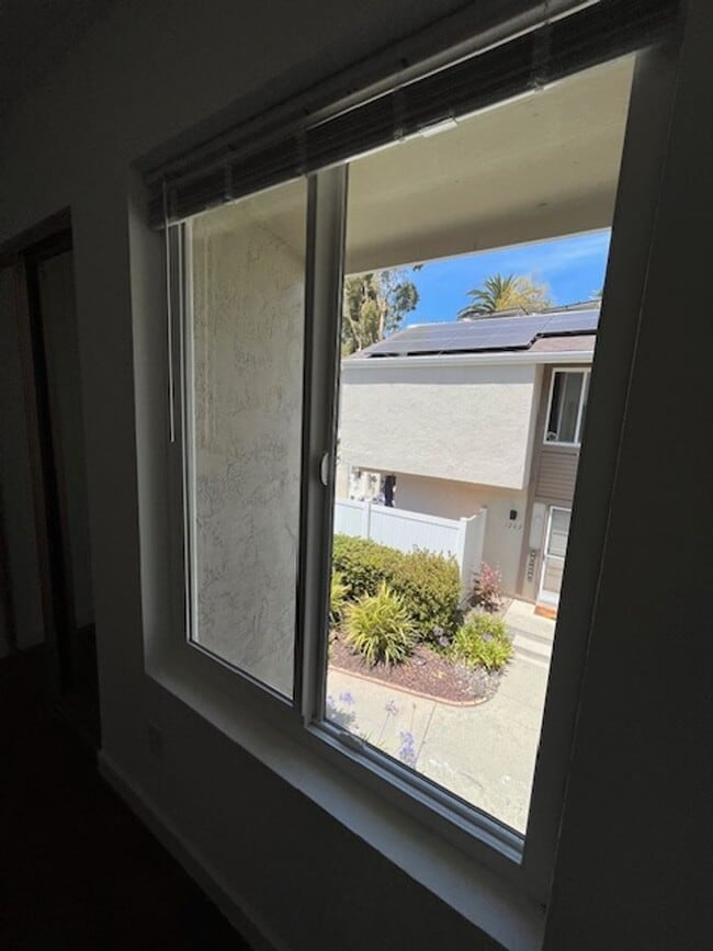 Building Photo - 3 bed 1.5 bath 2 story condo in Park Place...