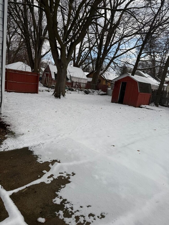 Building Photo - 3 bedroom Home Lower credit scores accepted with proof of income!!