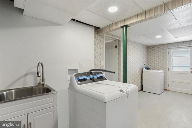 Building Photo - 855 Anthony Ave