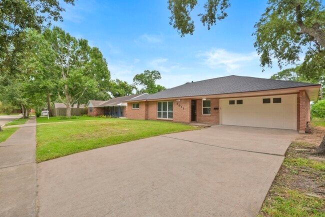 Building Photo - 5011 Redstart St