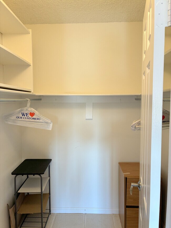 Building Photo - 3800 Powell Ln