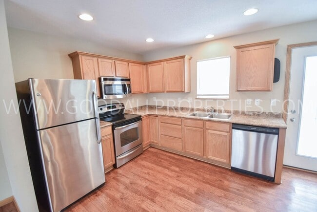 Building Photo - RENT SPECIAL!!! 2 Bedroom 2.5 Bath Townhome in Urbandale with attached two car garage.