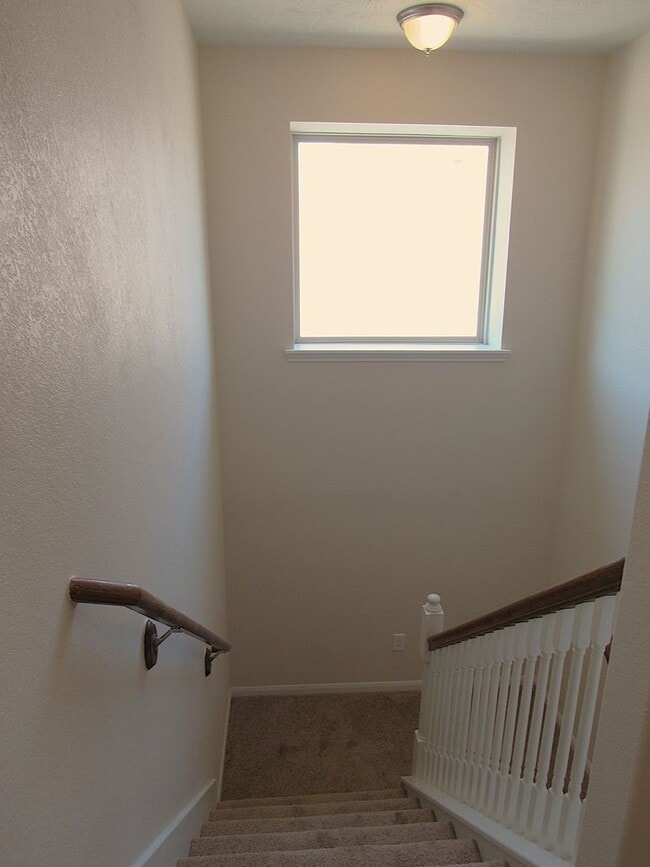 Building Photo - Spacious, Modern and Conveniently Located ...
