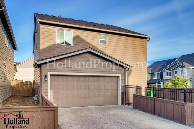 Building Photo - Charming 4-Bedroom Home Near Parks and Tra...