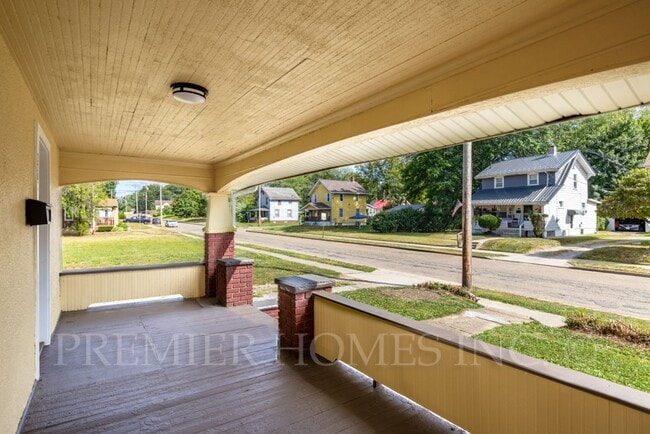 Building Photo - 3 Bed Home with Large Yard & Detached Garage – $1,495/mo