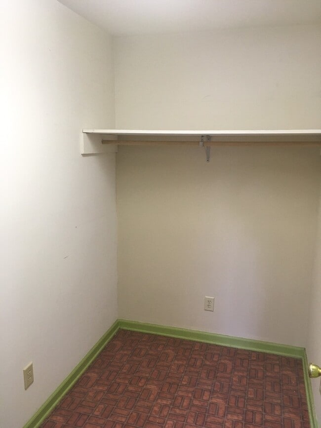 Building Photo - 520 W Hancock St