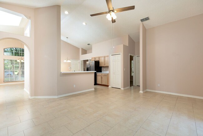 Building Photo - HEATHROW 3 BDRM HOME READY NOW!