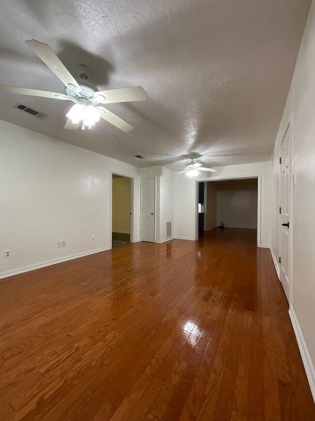 Building Photo - 1018 Meadow Brook Street