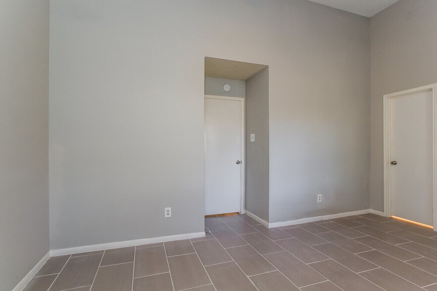 Building Photo - 2331 Rolling Glen Dr