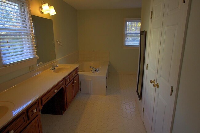 Building Photo - Spectacular & Spacious 4 Bedroom, 3 Bathroom Home in Durham with 1st Floor Bedroom!